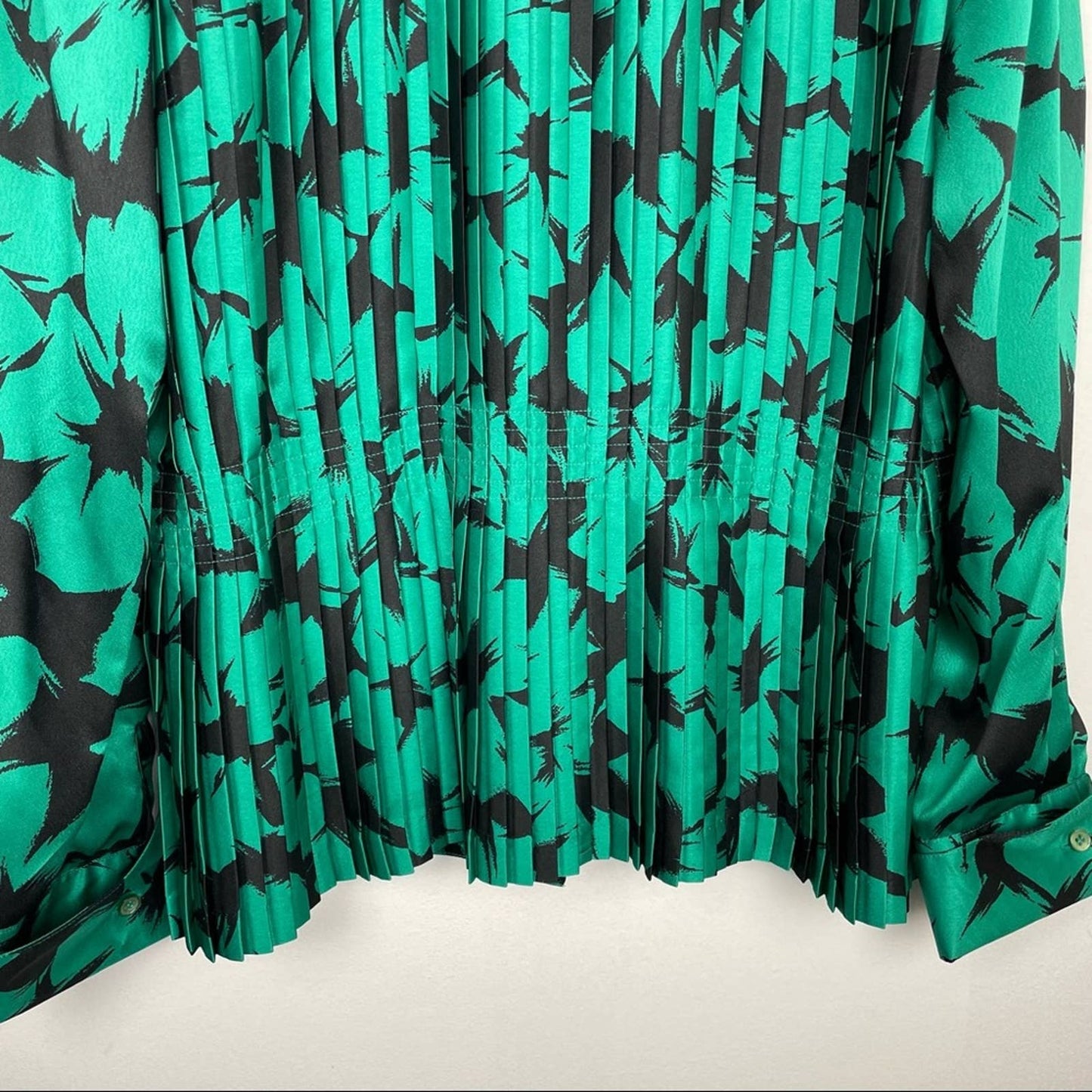 Vintage | Green & Black Blouse Button Down Back Pleated Floral Top Silky