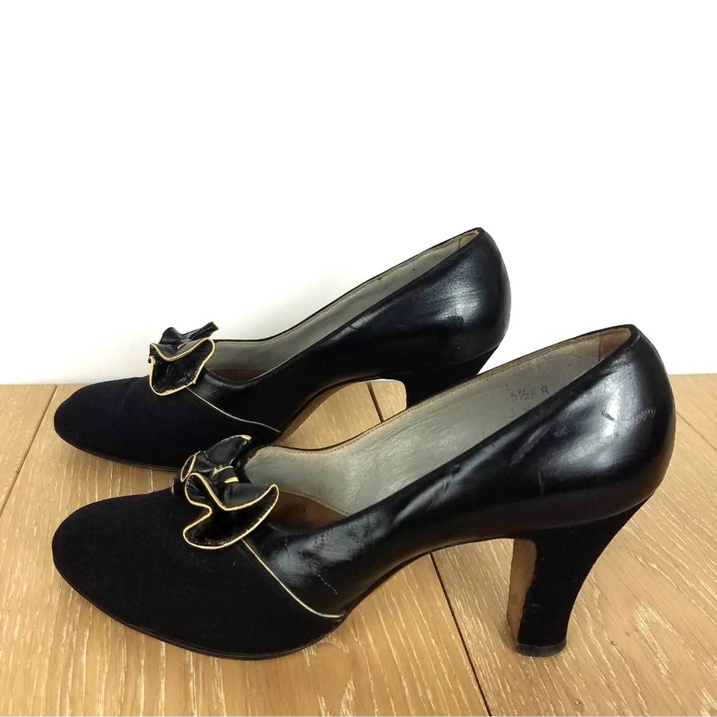 Vintage | 1940s Heels Black Bows 5.5 Nierman's